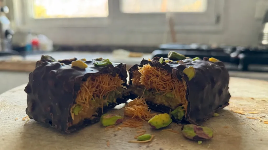 chocolate de Dubái casero en freidora de aire con pistacho y kadaifi